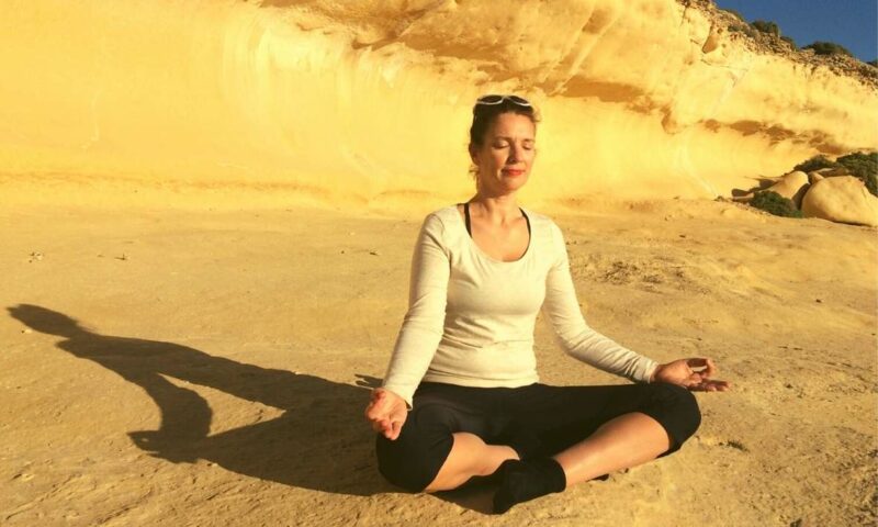 monique yellow rock yoga 1 800x480