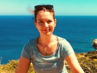 monique yellow rock yoga 320x240