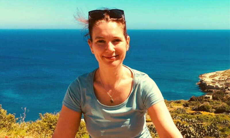 monique yellow rock yoga 800x480