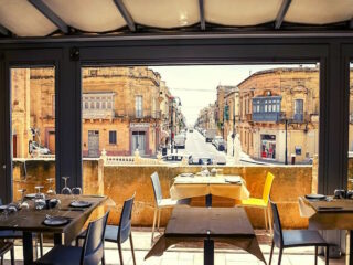 Al Sale upstairs 320x240